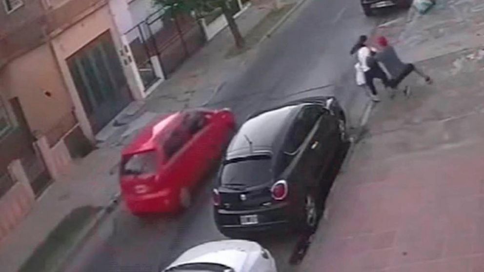 El momento en que madre e hijo son atacados por uno de los delincuentes en Lomas del Mirador (Captura de video).