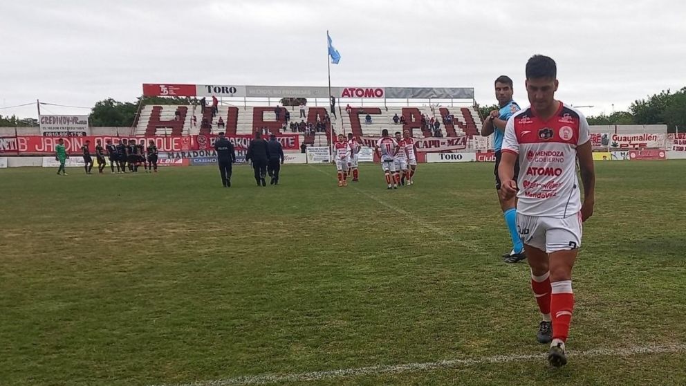 El entrenador de unos de los equipos recibió un disparo en el hombro.