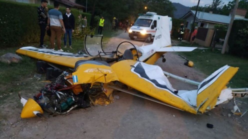 El piloto debió ser rescatado de entre los fierros de la avioneta y lo trasladaron a un hospital cercano con múltiples heridas.