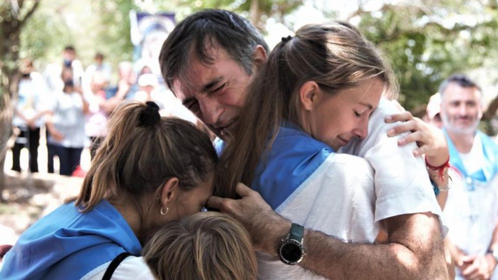 El senador se reunió con su familia, colegas y amigos en el santuario de la Virgen del Cerro. (Cortesía La Nación)