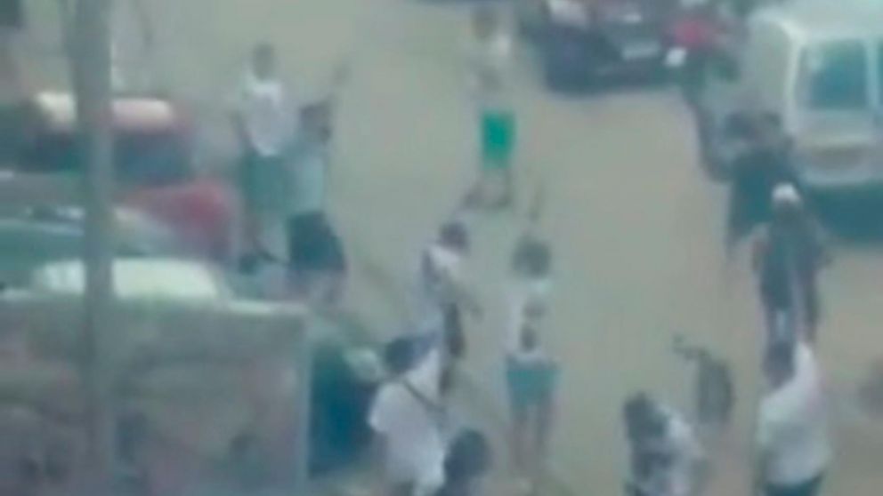 A los tiros, así despidieron a un presunto ladrón asesinado en un enfrentamiento entre bandas en Zabaleta (Captura de video).