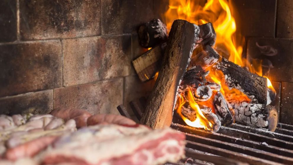 Prender el fuego para la parrilla implica un desafío fácil de superar.