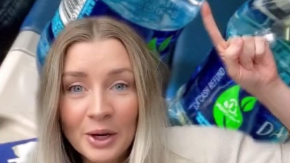 La asistente de viaje compartió el asqueroso secreto que esconde uno de los pedidos más frecuentes que hacemos en un avión.