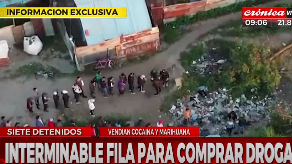 Una interminable fila para comprar droga en Villa Fiorito a plena luz del día.