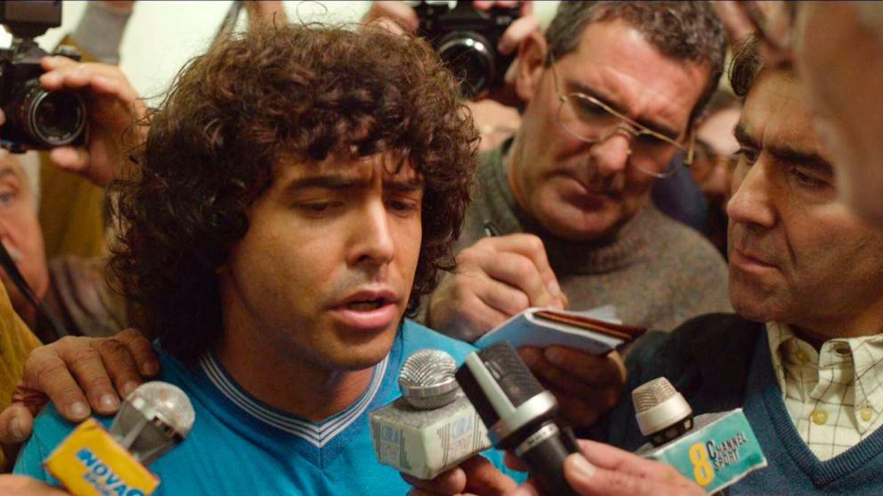 Nazareno Casero como Diego Maradona en Sueño Bendito.