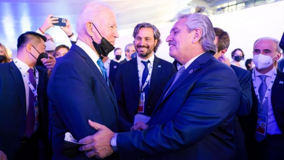 Joe Biden, presidente de Estados Unidos, y Alberto Fernández, este sábado en la reunión del G-20 en Roma.
