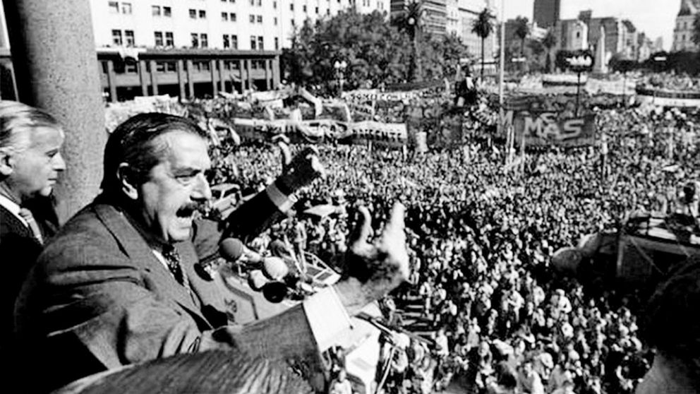Raúl Alfonsín le habló al pueblo tras la victoria en las elecciones (Archivo).