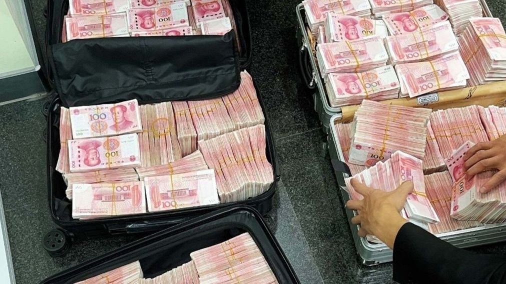 Le pidieron que usara bien el barbijo en el banco, se enojó y retiró en efectivo todos sus millones (Imagen AsiaWire).