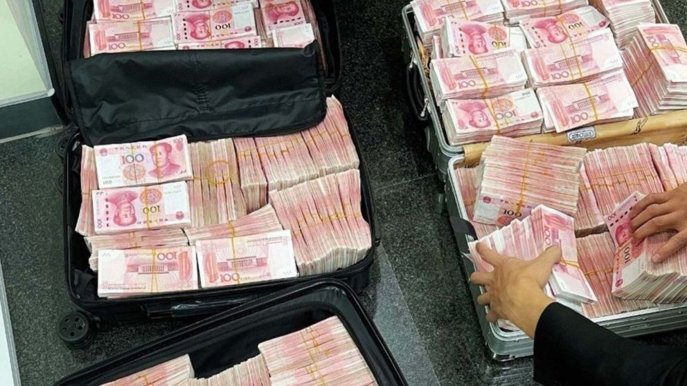 Le pidieron que usara bien el barbijo en el banco, se enojó y retiró en efectivo todos sus millones (Imagen AsiaWire).