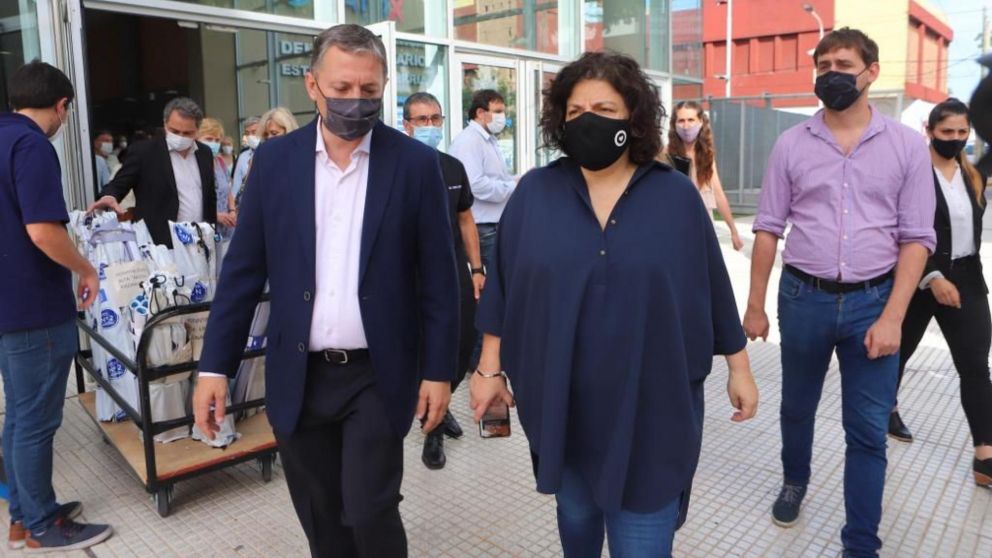 El jefe comunal y la ministra de Salud realizaron una recorrida por el complejo y hablaron con los profesionales.