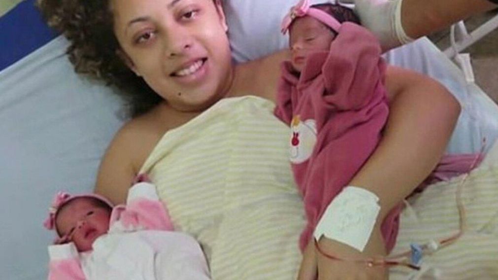 Eleine Novais con sus hijas recién nacidas.