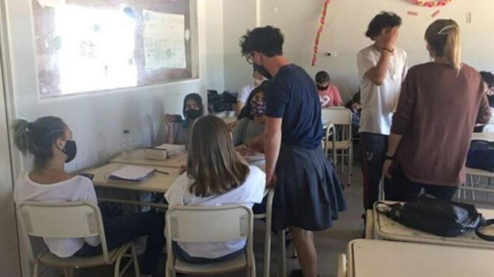 El colegio del chico que asistió a clases vistiendo una pollera a modo de protesta decidió cuáles serán las medidas que tomarán.