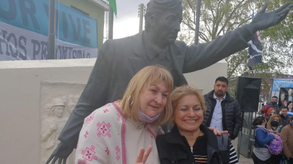 Los militantes recordaron al expresidente al pie de la estatua en su homenaje.