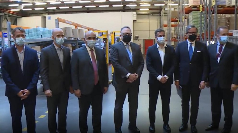 Juan Manzur y Matías Kulfas recorrieron la planta de Bayer Argentina.