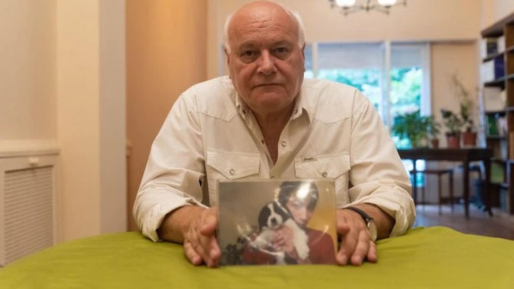 Oscar Castelucci, con una foto de su hijo Martín (Gentileza Infobae.com).