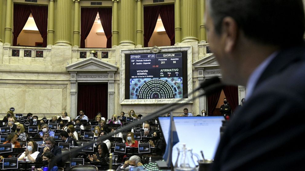 Aprobada la ley que regula envases de alimentos para prevenir obesidad, hipertensión y riesgos cardíacos. (Télam)