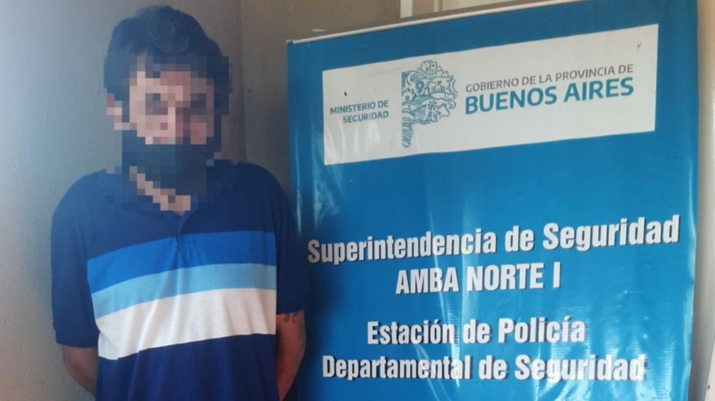 Este es el sujeto que fue arrestado por los funcionarios policiales.