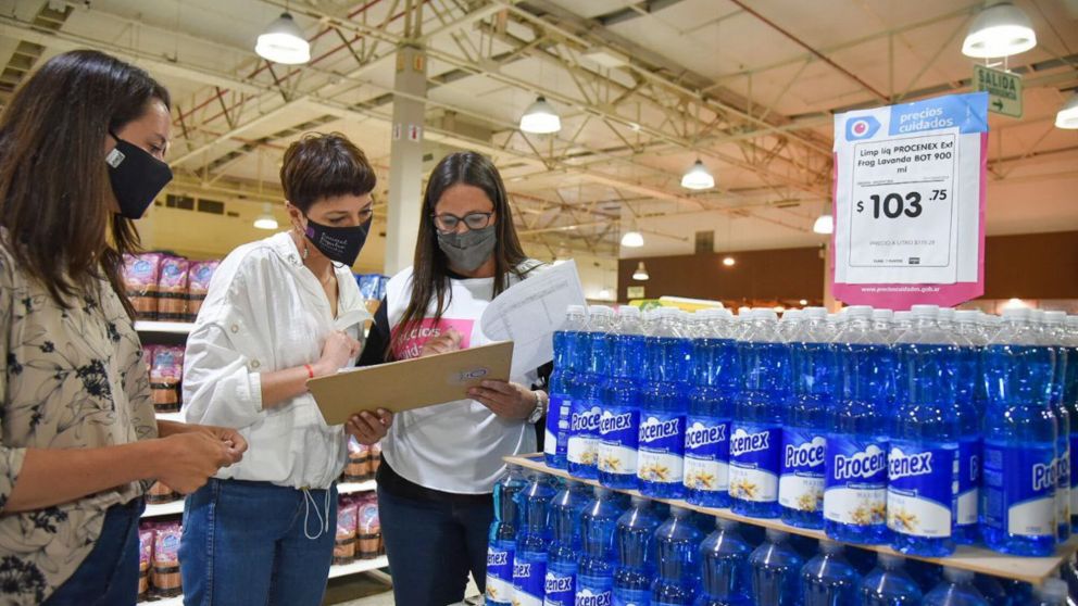Mayra Mendoza, intendenta de Quilmes, se sumó el fin de semana a las tareas de control de precios.