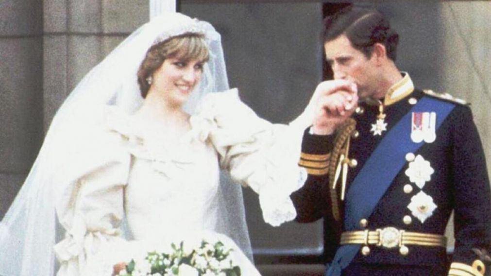 Carlos de Gales junto a Lady Di en tiempos felices.