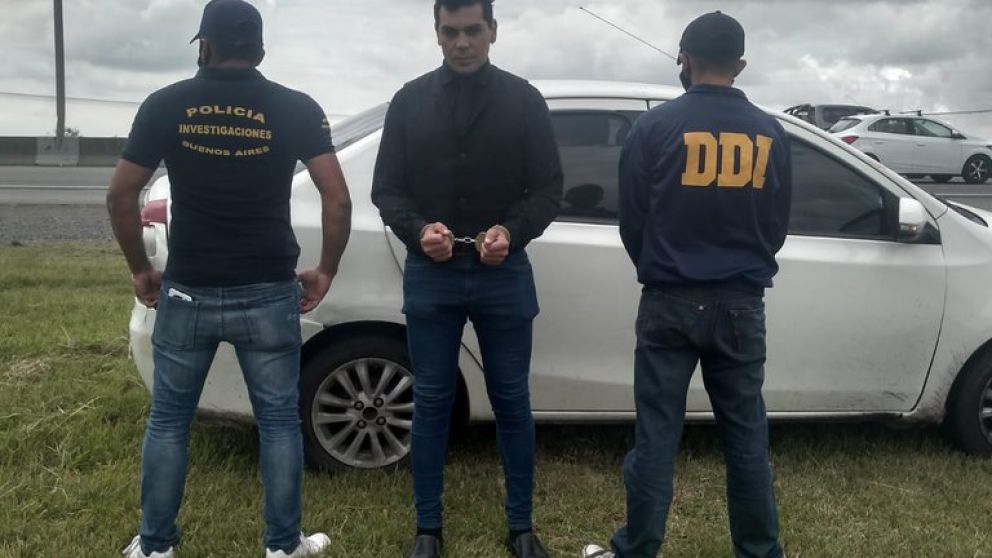 POLICÍAS FINGIERON SER FANS DEL GRUPO PARA DETENERLO.