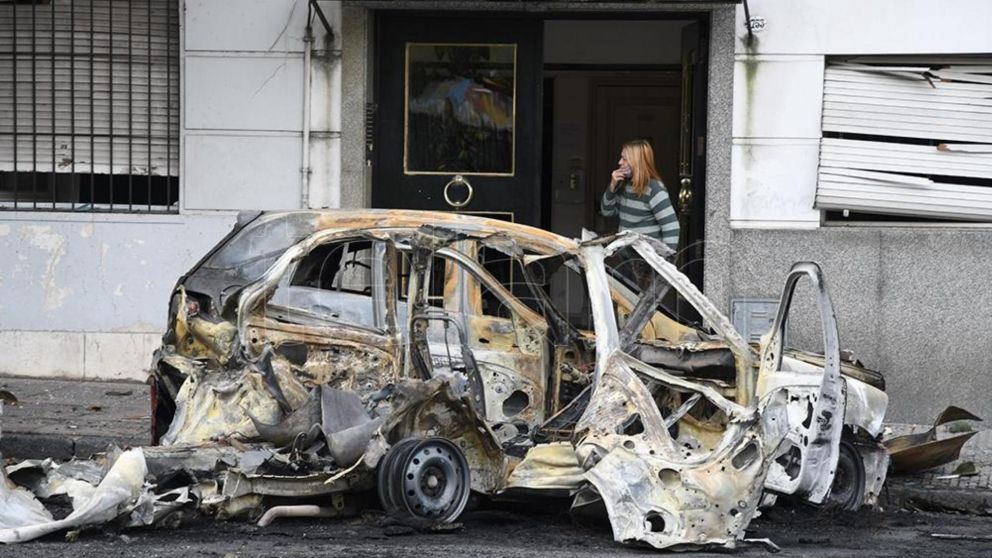 El auto contra el que chocó el taxi también fue víctima de las llamas.