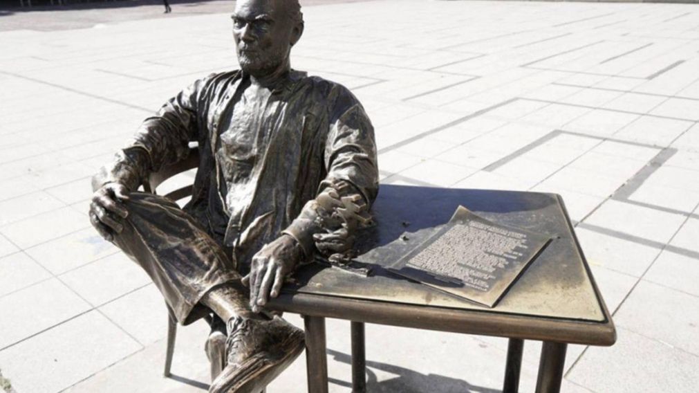 Vandalizan y roban parte de una escultura del "Negro" Fontanarrosa en Rosario