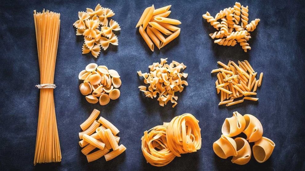 Existen muchas maneras de clasificar las pastas: secas, frescas, rellenas, huecas, por tamaño, según su forma o el tipo de harina que llevan, etc.