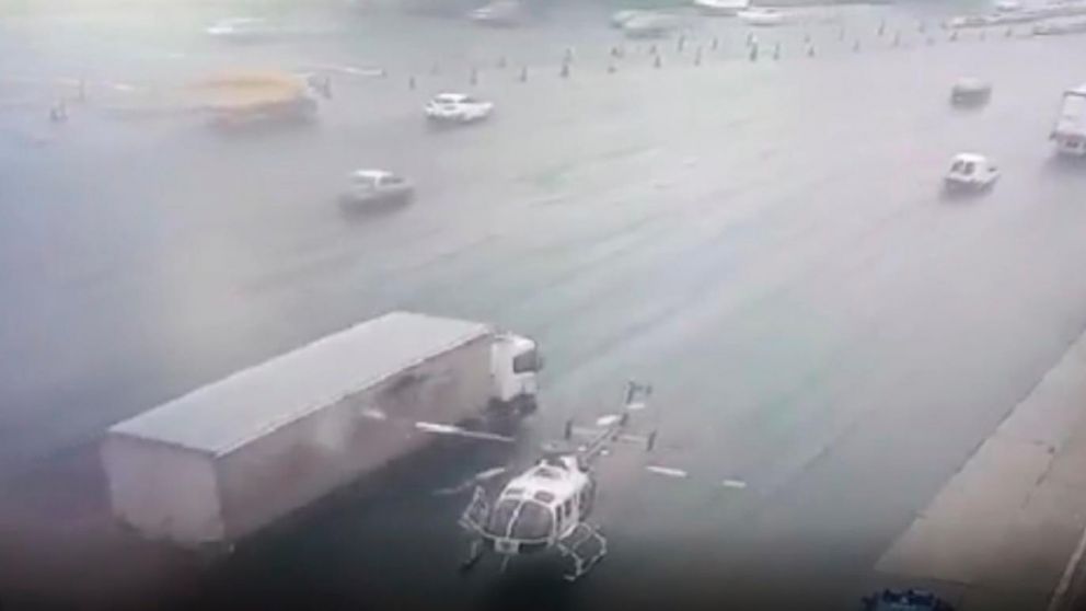 El momento en que el cami�n embisti� el helic�ptero sanitario del SAME en la autopista Perito Moreno (Captura de video). 