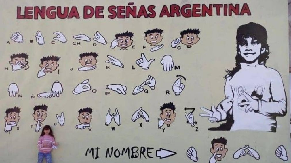 La pequeña Aixa inspiró un movimiento de arte inclusivo en su escuela de Rio Negro, donde es la primera alumna con sordera.