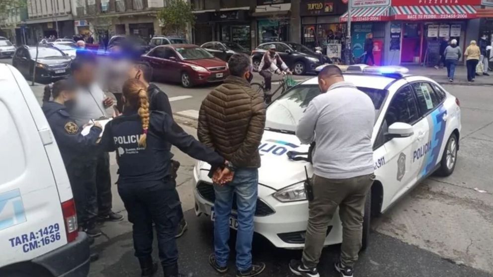 El estafador al momento de ser detenido.