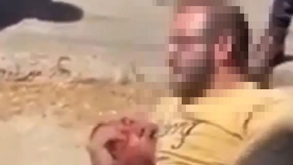 El ladr�n detenido por uno de los obreros hasta que lleg� la polic�a.