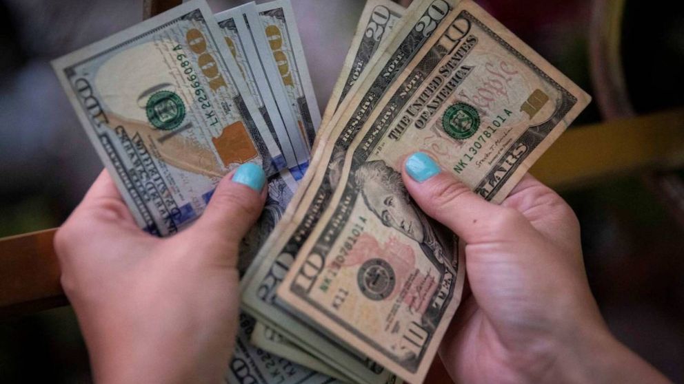 El dólar blue cierra una semana tocando su pico histórico 2021.