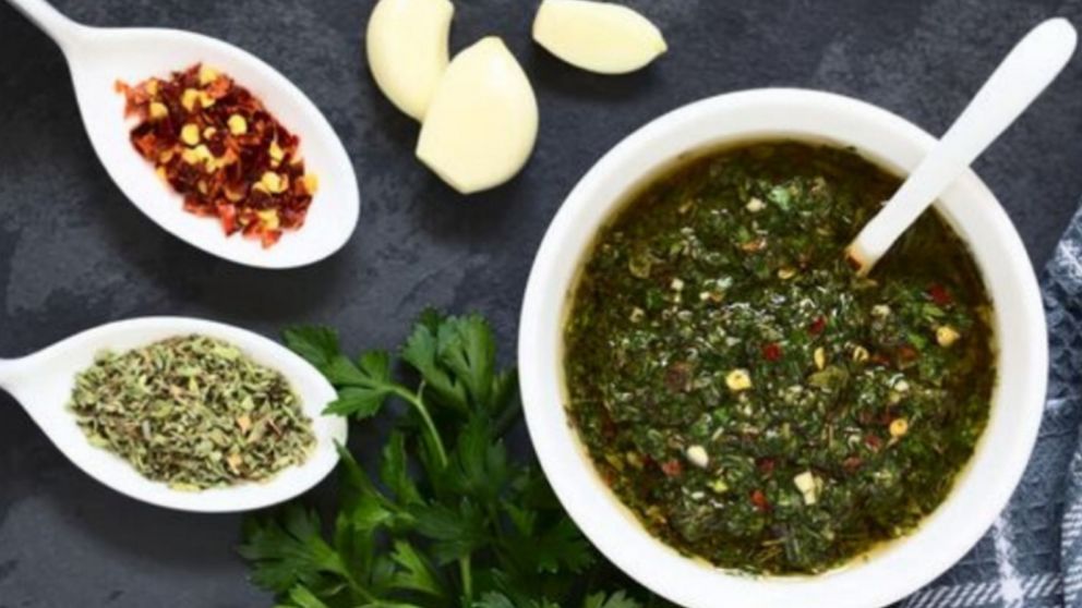 El chimichurri es la salsa más popular que se sirve para bañar las carnes.