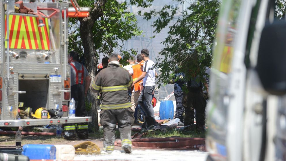 El incendio comenzó pasadas las 11 en un predio ubicado en Teniente Jorge Obón y Coronel Millán, en Lanús (Hernán Nersesian).