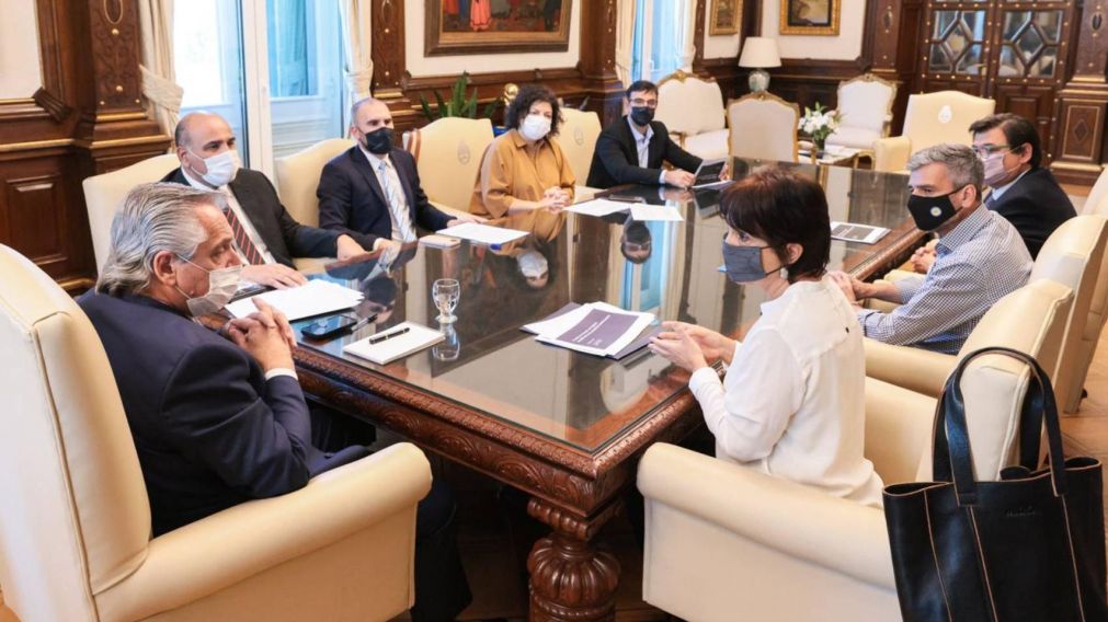 Alberto Fernández analizó un proyecto de ley para fomentar el desarrollo de la economía popular a través de la creación de un monotributo productivo .
