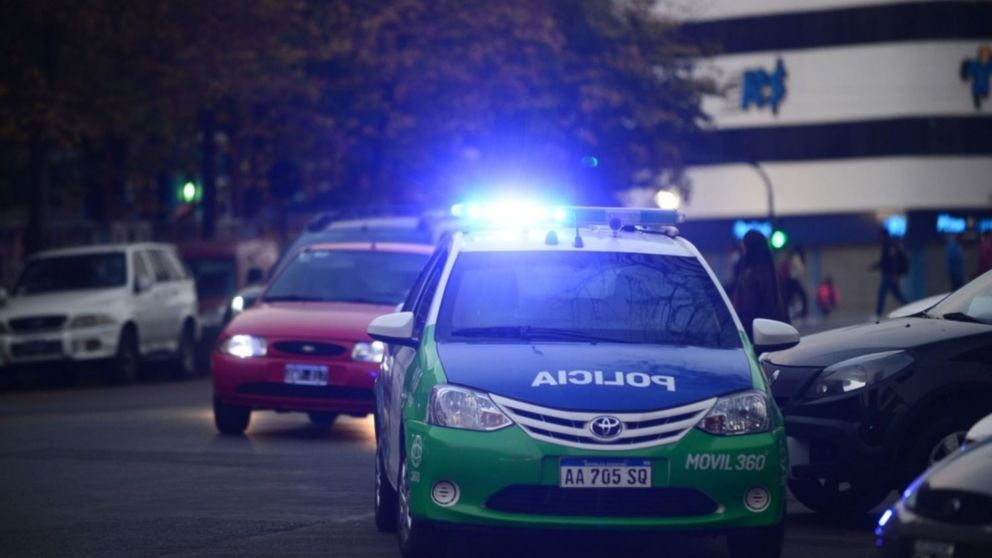 La policía busca a los delincuentes que se escaparon con el botín.