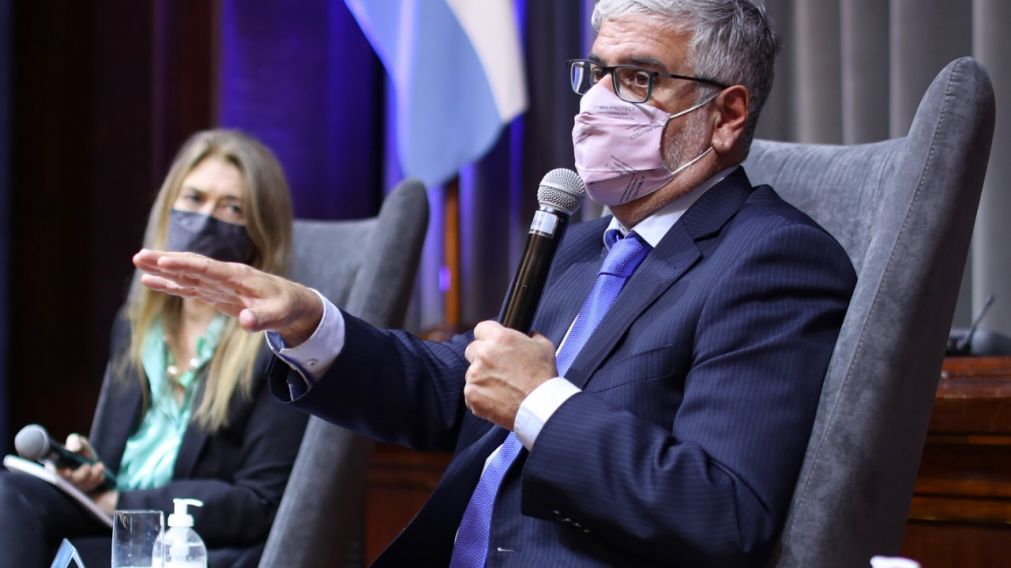 "Vienen las fiestas, fin de año. Dejemos que el pueblo pueda consumir", exigió Feletti a empresarios.