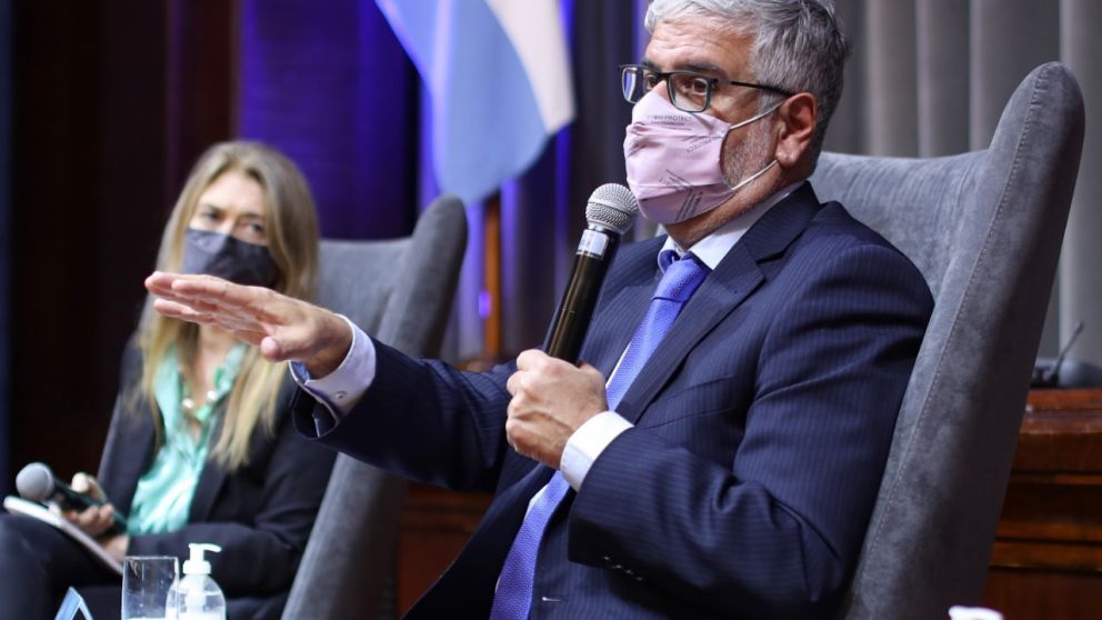 "Vienen las fiestas, fin de año. Dejemos que el pueblo pueda consumir", exigió Feletti a empresarios.