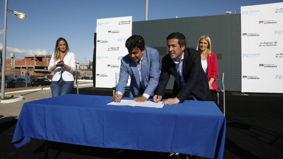 Espinoza en la firma de los convenios con Nardini. Observan Galmarini y Magario.