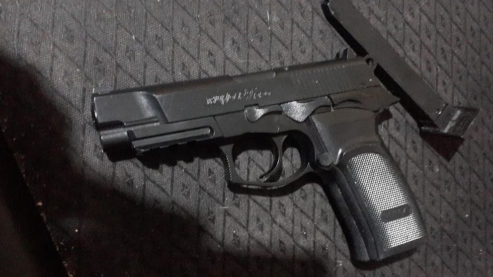 Una de las armas que fueron incautadas en el procedimiento.