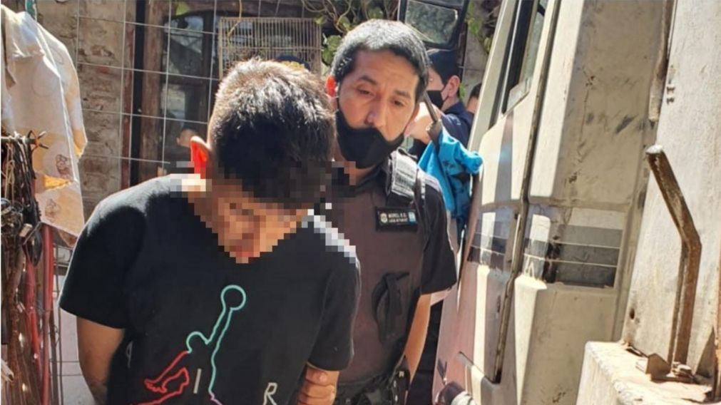 Así fue trasladado uno de los sospechosos detenidos.