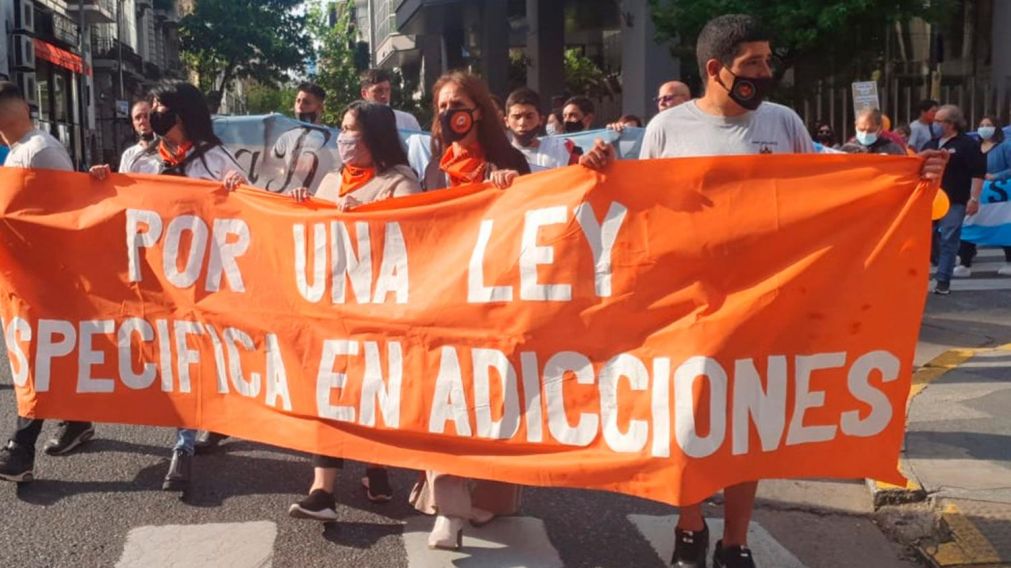 Este jueves, un grupo de familiares de adictos caminaron hasta el Ministerio de Salud para pedir por una ley específica de adicciones.