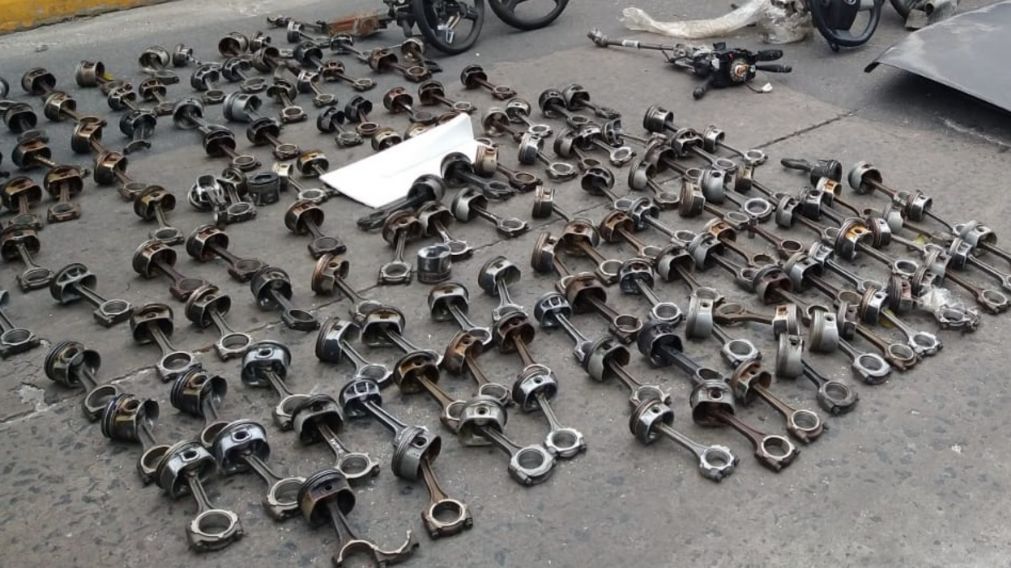 Algunas de las autopartes que fueron halladas en el procedimiento.