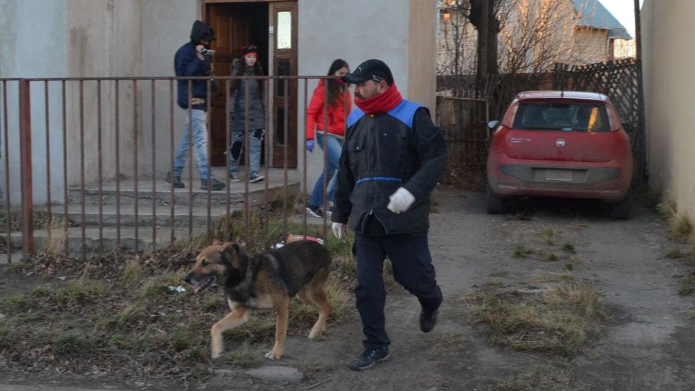El perito cuando trabajó en Santa Cruz por la desaparición de Marcela López (Gentileza La Opinion Austral).
