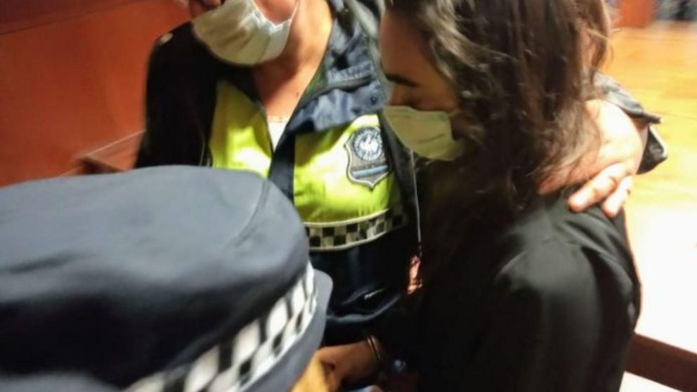 El momento en el que la condenada es retirada de la sala para ser trasladada a la cárcel (Gentileza LV7.com.ar).