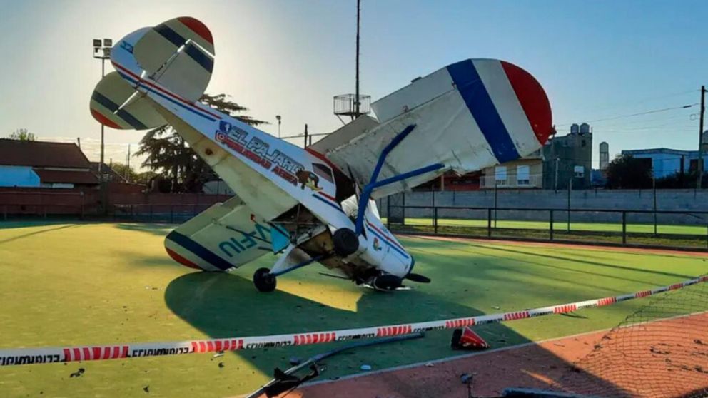 Avioneta hizo aterrizaje de emergencia en un club de rugby: el piloto salió ileso