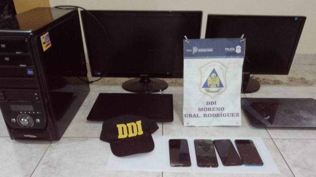 Estos son los diversos elementos que fueron incautados en poder de los arrestados.