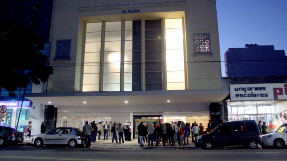 En Mataderos, María Eugenia Vidal y Enrique Avogado recorrieron el remodelado cine teatro "El Plata".