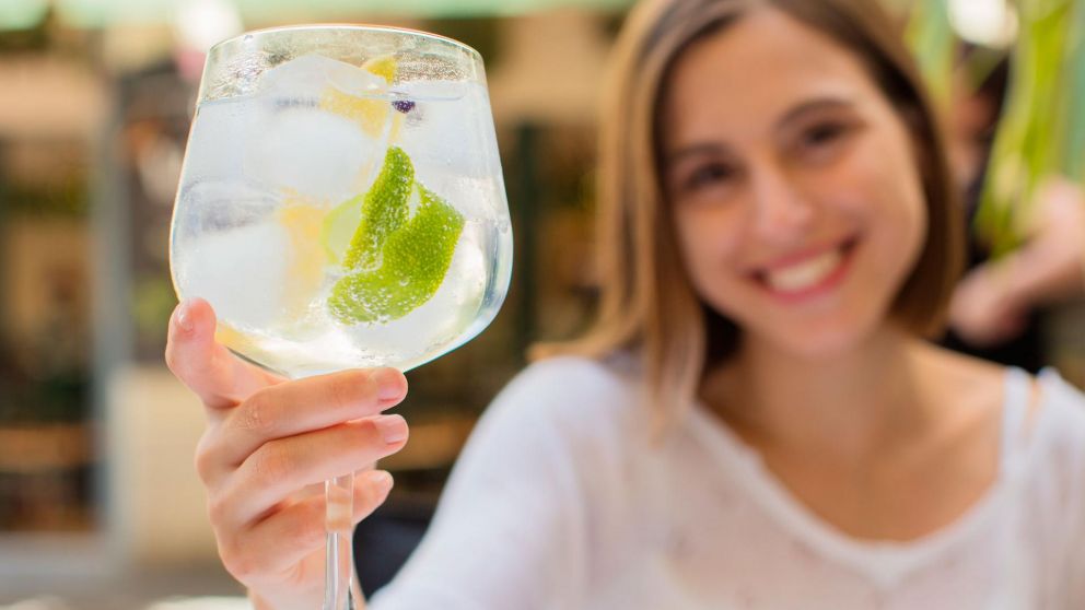 La versatilidad del gin es una de sus grandes cualidades que permiten combinarlo con otros ingredientes. Su carta de presentación más popular en el mundo: el Gin & Tonic, es un mix simple pero imbatible.