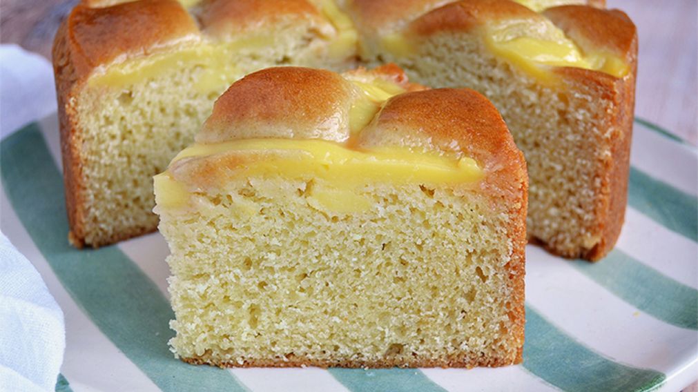 Torta matera de vainilla y crema pastelera para merendar con amigos y familia.